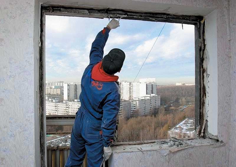 Демонтаж старого остекления балкона Серпухов