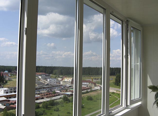Сколько стоит застеклить балкон пластиком: цена Серпухов